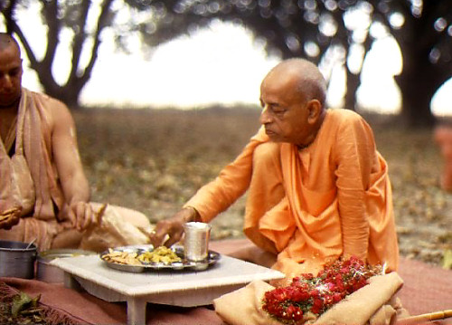 Food offered to bogus gurus does not produce Krishna Prasadam